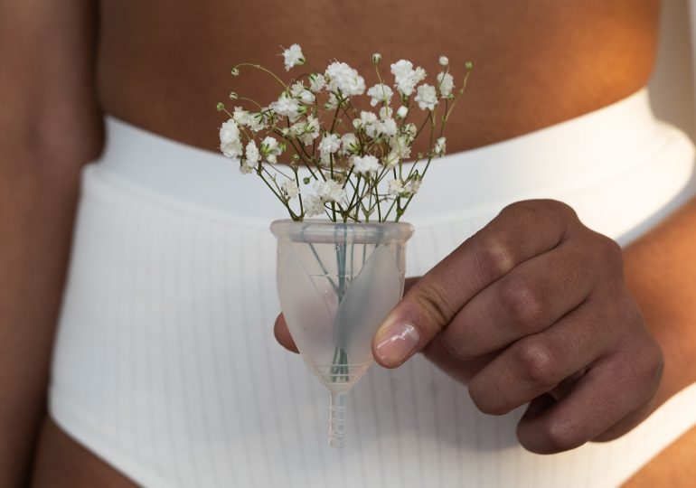 Kubeczek menstruacyjny - alternatywa dla podpasek i tamponów. Dlaczego warto go używać?