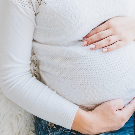 Których zabiegów urodowych nie powinno wykonywać się w ciąży? Przedstawiamy fakty i mity