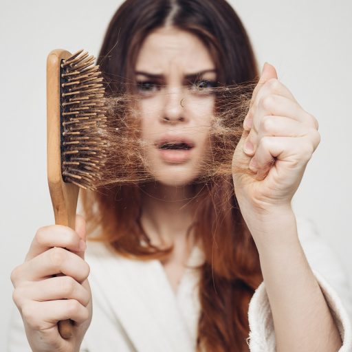 Dlaczego nastolatkom “często i gęsto” wypadają włosy i czy jest to powód do niepokoju?