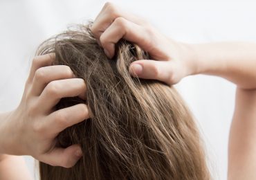 Swędząca skóra głowy – co może być przyczyną i jak walczyć z tym problemem?