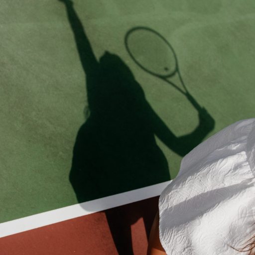 Czy wiesz, jakie korzyści płyną z regularnej gry w tenisa ziemnego?