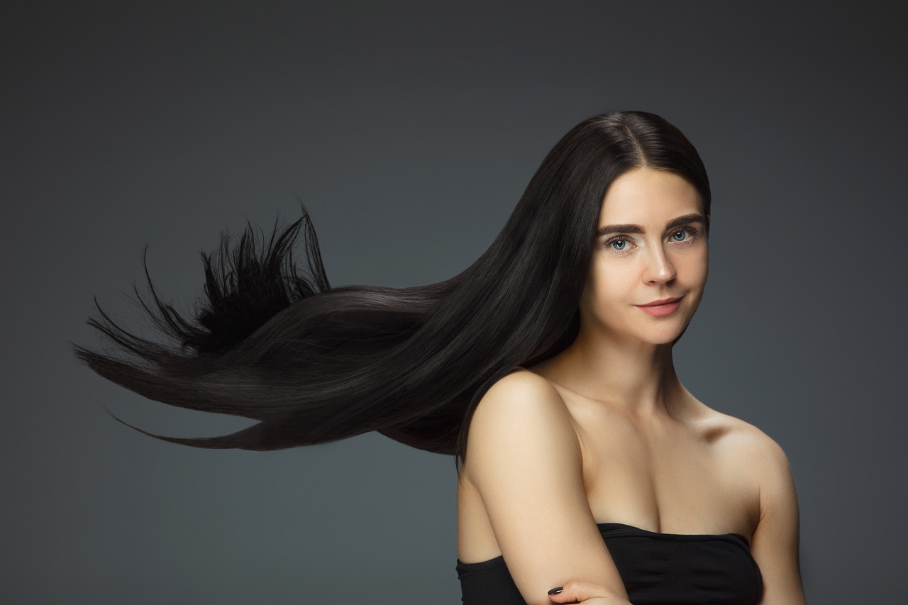 Suchy szampon ratuje włosy z opresji, ale czy jest bezpieczny dla naszej skóry głowy?