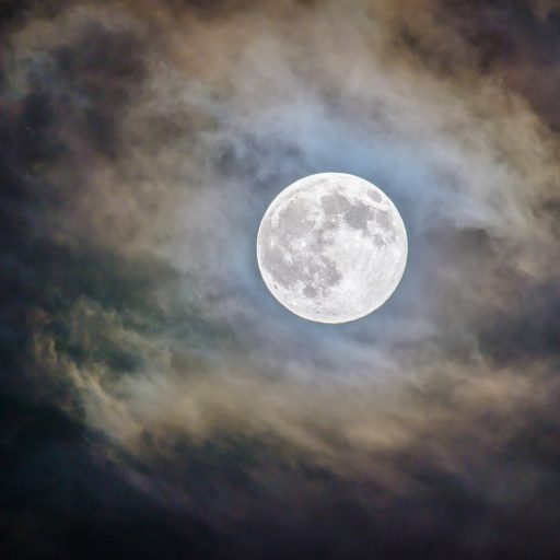 Czym jest woda księżycowa i dlaczego wszyscy mają obsesję na jej punkcie?