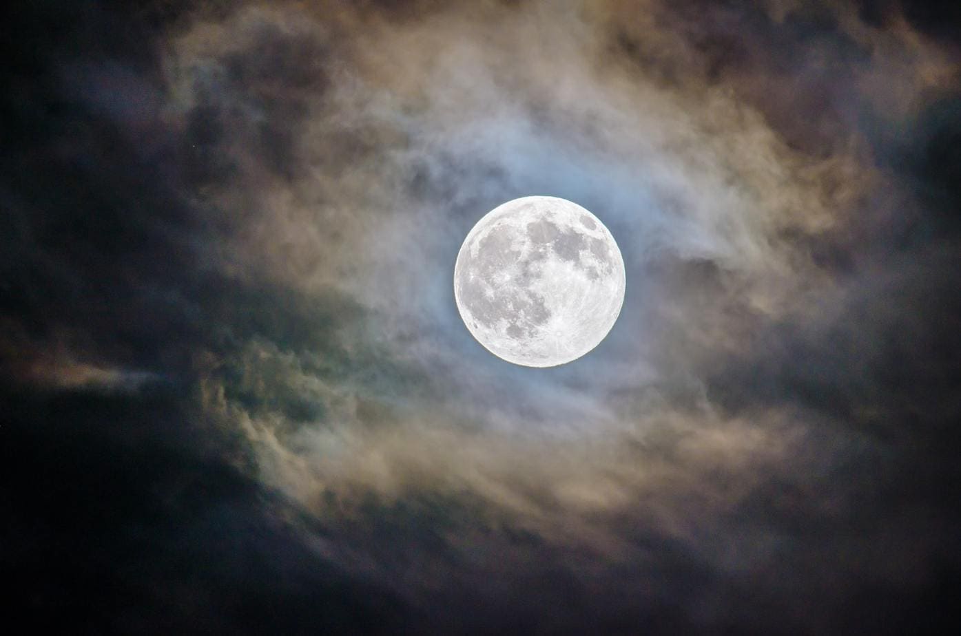 Czym jest woda księżycowa i dlaczego wszyscy mają obsesję na jej punkcie?
