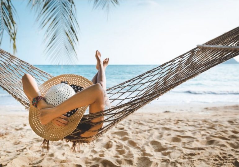 Torby plażowe, kapelusze i inne modne dodatki na wakacje – wiemy, które z nich są tegorocznym hitem!