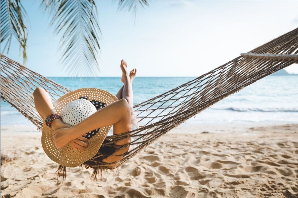 Torby plażowe, kapelusze i inne modne dodatki na wakacje – wiemy, które z nich są tegorocznym hitem!