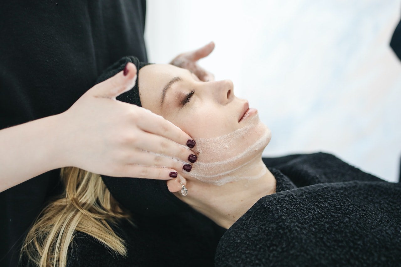 Sprzęt kosmetyczny do odmładzania twarzy – poznaj zabieg karboksyterapii