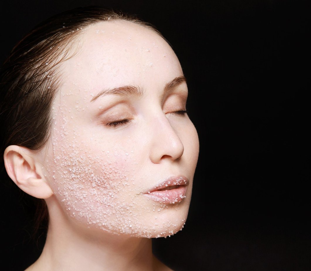 Peelingi chemiczne na twarz – jakie mają zalety?