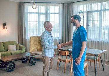 Jak rehabilitacja i usługi pielęgniarskie poprawiają jakość życia w apartamentach dla seniorów?