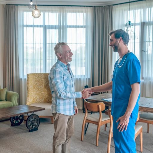 Jak rehabilitacja i usługi pielęgniarskie poprawiają jakość życia w apartamentach dla seniorów?