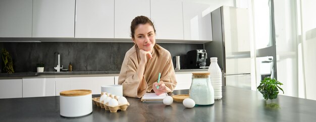 Jak stworzyć funkcjonalną i stylową kuchnię w małym mieszkaniu?